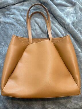 Minimalist Tan Leather Tote — Sophisticated Everyday Carry